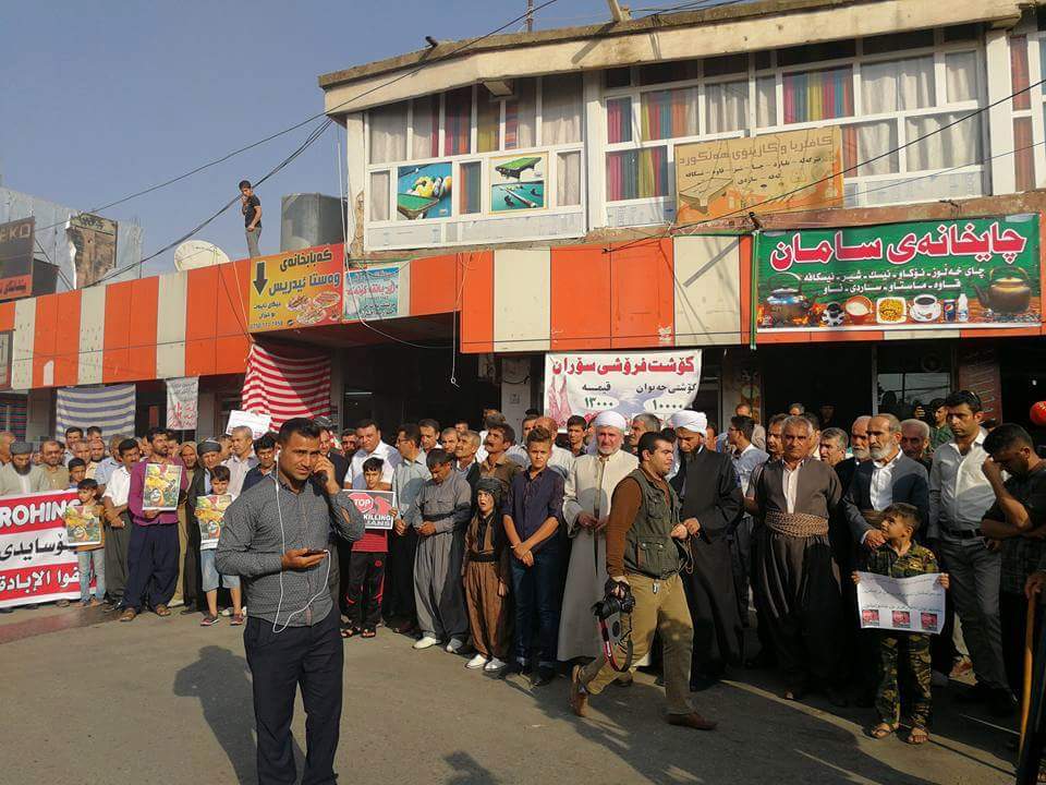 المسلمون الأكراد الذين يحتجون في حلبجة ضد الإبادة الجماعية لمسلمي الروهينجا