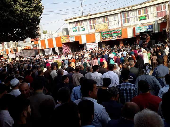 المسلمون الأكراد الذين يحتجون في حلبجة ضد الإبادة الجماعية لمسلمي الروهينجا