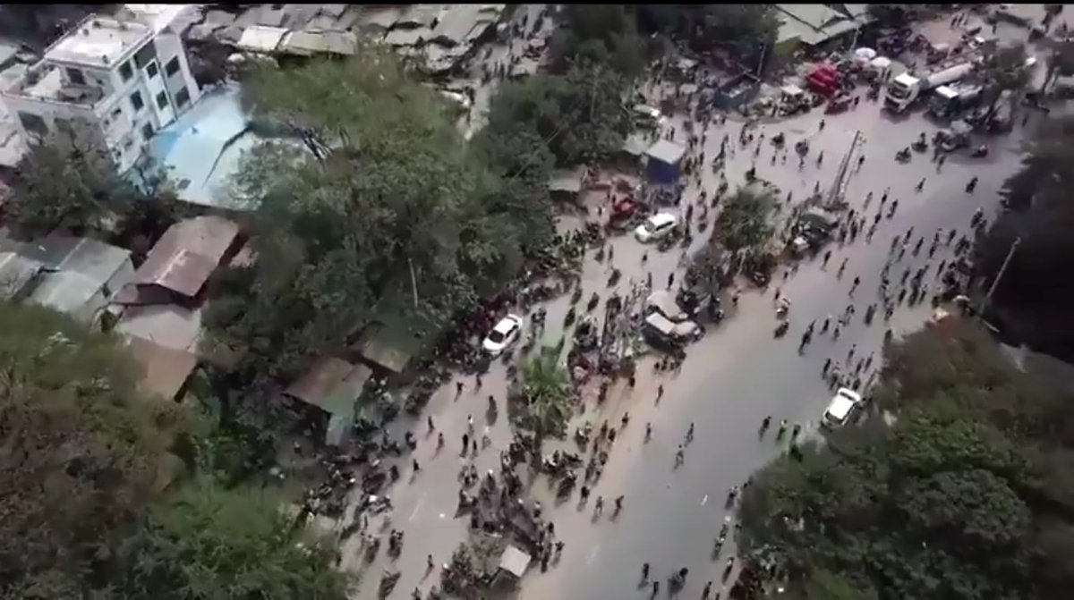 Geolocation of drone footage which appears to show security forces dispersing protesters in Mandalay, Myanmar.   Two people were killed earlier today when security forces opened fire with live rounds.   
