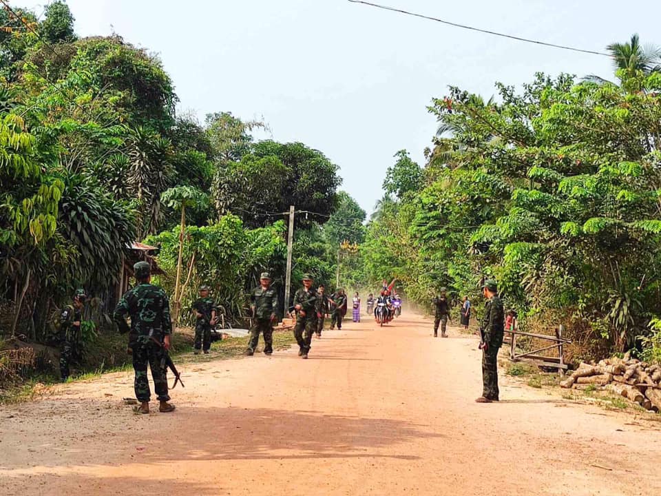 Karen people protesting against the military dictatorship today in the KNU-controlled area of Ye Township in Mon State were escorted by KNU Brigade (6) for their safety