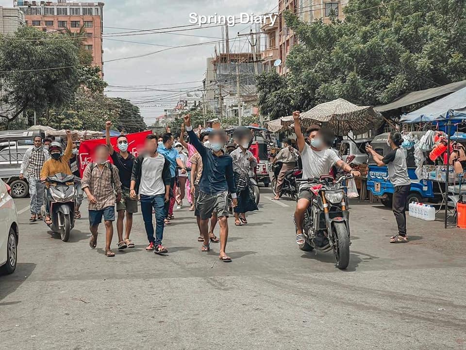 Residents of Mandalay's Mya Taung rallied against the military government on Wednesday at noon. (Photo:Spring Diary)   