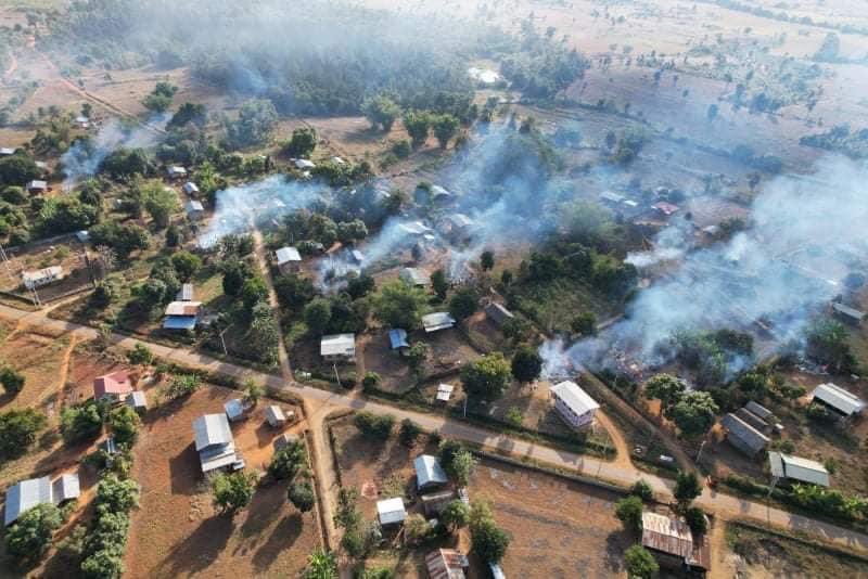 Myanmar military junta burned down at least 30 houses in Kun Na Kloe Ku village in Loikaw township, Karenni state on Dec 20. More than 20 homes in Daw Hsaw Weh from Loikaw township were also set ablaze on Dec 18. Photo: KNDF/CJ