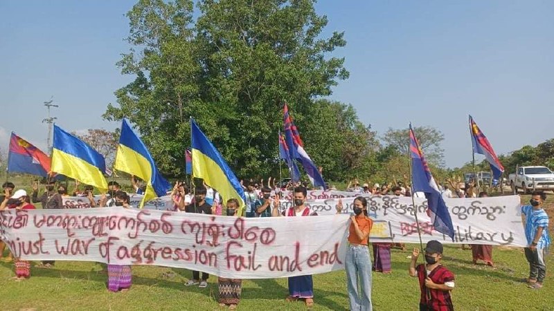 Протестующие в Кавкарейке, Янгуне выражают поддержку украинцам, держат плакаты Мин Аунг Хлайн и Путин – военные преступники.