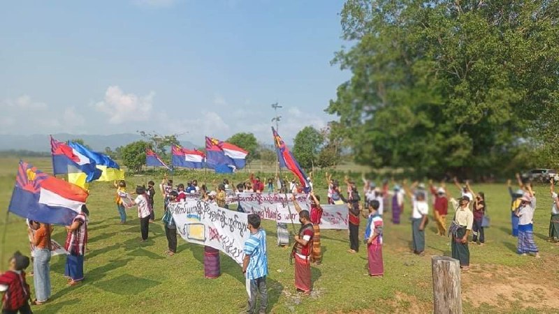 Пратэстоўцы на Каўказе і ў Янгоне выказваюць падтрымку ўкраінцам, трымаючы ў руках плакаты з вайсковымі злачынцамі Мін Аунг Глін і Пуціным.