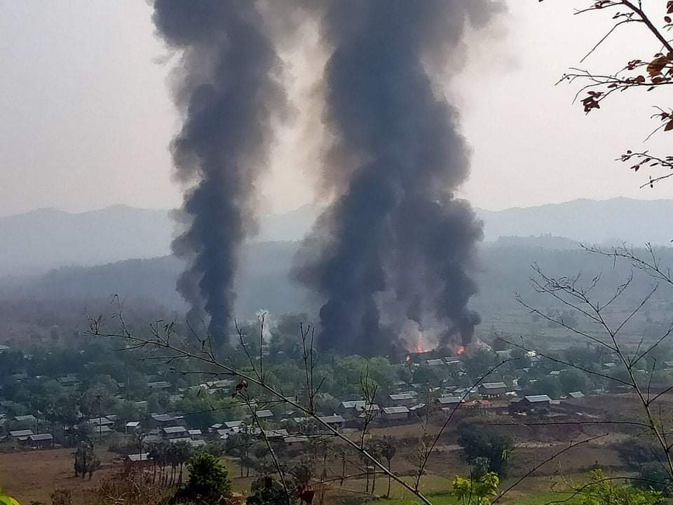 1st day of Myanmar Thingyan new year & this  is what's happening in Pauk township in Magway region, northwestern Myanmar where @Khithitofficial says military burned villages there. Myanmar under military coup for more than a year since Feb 1, 2021 