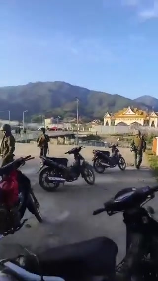 Myanmar: MNDAA resistance forces have captured the town of Mongkoe (Monekoe) in N Shan, raising their flag over the border bridge. Mongkoe is now the 2nd crossing on the border with China that has been taken by the resistance