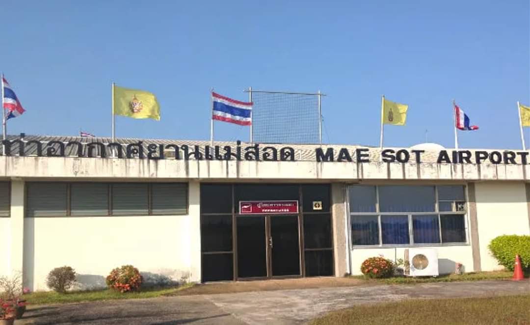 As Myanmar ethnic army KNU/KNLA conquer militarycoup government's strategic base in Myawaddy Karen bordering Thailand, reports emerging military trying to get its officers/soldiers/their families out via MaeSot Thailand. Reportedly 3 flights arranged 