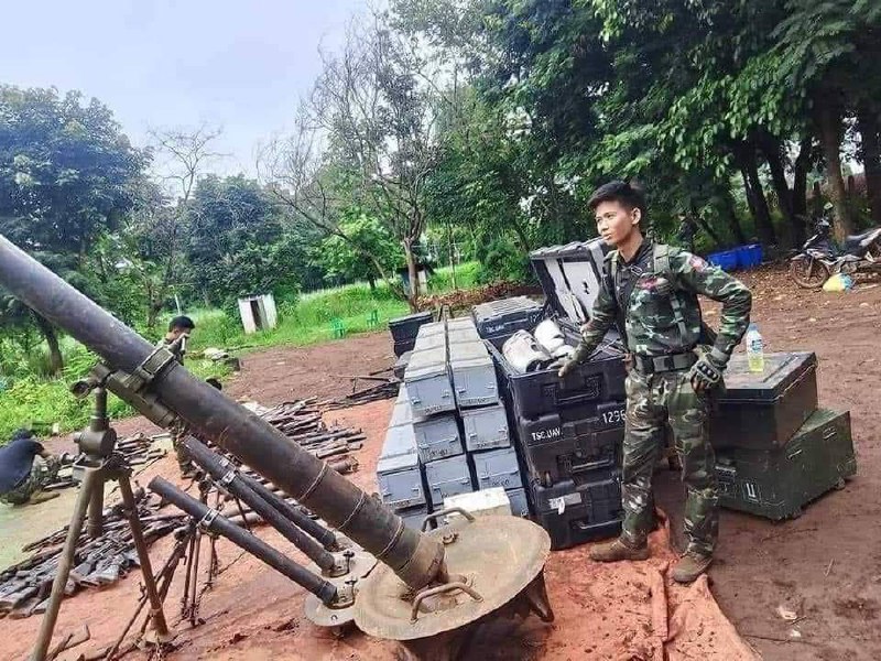 Han-chinesische Rebellen aus Myanmar erbeuteten in einem Außenposten der Junta von Myanmar russische und nordkoreanische Waffen. Eine Aufklärungsdrohne vom Typ Orlan-10E russischer Bauart und 122-mm-Raketen nordkoreanischer Produktion wurden zu Trophäen der Rebellen in einem der eroberten Außenposten der Regierungsarmee im Shan-Staat. Drohnen in Exportversion wurden 2021 von Myanmar gekauft. Bei der Eroberung der Stadt Sintgu, der ersten in der Region Mandalay, wurden neben Waffen auch Bedienfelder für Drohnen und tragbare elektronische Kriegsführungsstationen erbeutet.