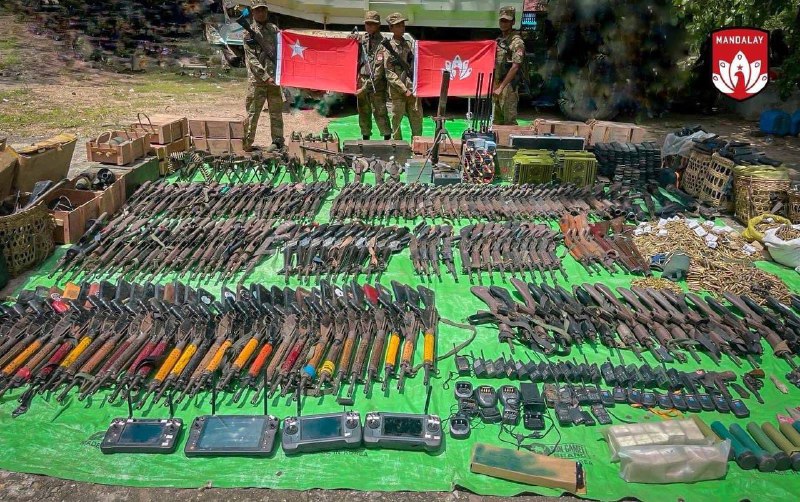 Los rebeldes chinos Han de Myanmar se apoderaron de armas rusas y norcoreanas en el puesto de avanzada de la Junta de Myanmar. UAV de reconocimiento Orlan-10E de fabricación rusa y cohetes de 122 mm fabricados por la RPDC, que se convirtieron en trofeos de los rebeldes en uno de los puestos avanzados del ejército gubernamental capturados en el estado de Shan. Myanmar compró drones en versión de exportación en 2021. Además, durante la captura de la ciudad de Sintgu, la primera en la región de Mandalay, además de armas, se capturaron paneles de control para vehículos aéreos no tripulados y estaciones portátiles de guerra electrónica.