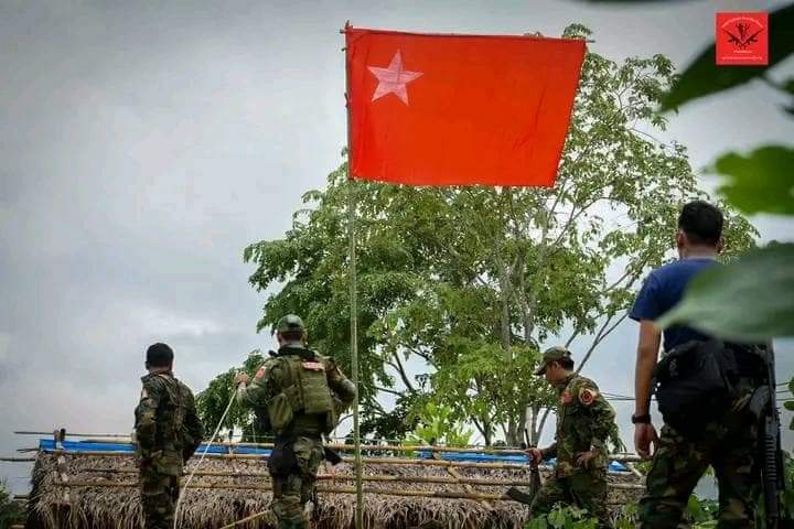 Las fuerzas de resistencia del PDF han capturado la ciudad de Takaung, cerrando así la brecha en la orilla oriental del río Irrawaddy, en la región norte de Mandalay. Takaung tiene importancia histórica, ya que se considera la cuna del primer reino birmano.