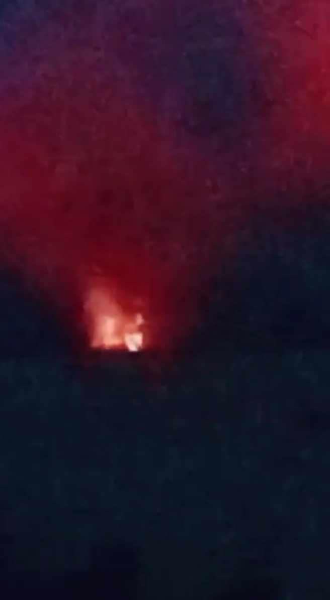 El centro de Maungdaw, la zona rohinyá, está ardiendo desde las 19:30 hora local. El Ejército Arakan (AA) lo controla por completo desde esta mañana. Desde anoche no ha habido presencia de fuerzas militares de Myanmar en el centro de la ciudad.