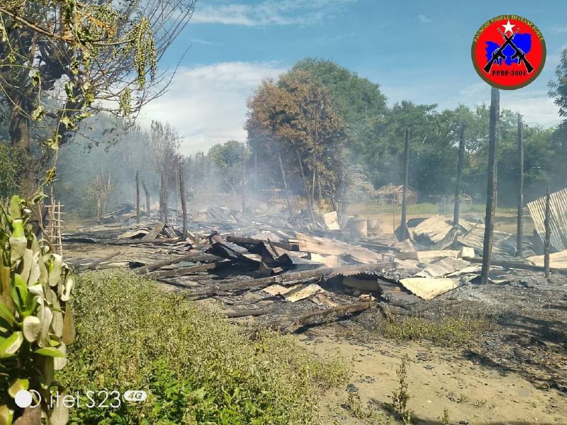 Baguio Tumteng Township, 21 Häuser im Dorf Der Informationsoffizier des 3601 PPDF-Bataillons teilte Yangon Modern Media mit, dass die Soldaten des Militärrats bei einem Angriff auf eine Armeekolonne verletzt wurden, bei dem Autos verbrannt und zerstört wurden