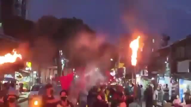 Myanmar : a spontaneous anti-junta protest erupted in the streets of Yangon today. Several dozen protesters marched with torches and resistance flags, calling for the downfall of the government. These activists are taking a  risk by marching like this. They could be killed