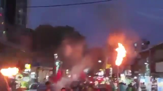 Myanmar : a spontaneous anti-junta protest erupted in the streets of Yangon today. Several dozen protesters marched with torches and resistance flags, calling for the downfall of the government. These activists are taking a  risk by marching like this. They could be killed