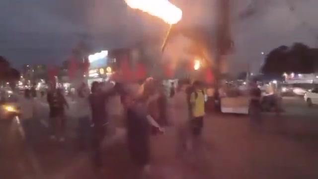 Myanmar : a spontaneous anti-junta protest erupted in the streets of Yangon today. Several dozen protesters marched with torches and resistance flags, calling for the downfall of the government. These activists are taking a  risk by marching like this. They could be killed