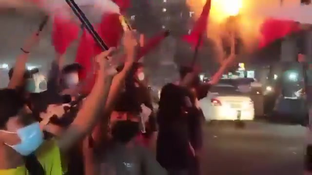 Birmanie : une manifestation spontanée contre la junte a éclaté dans les rues de Yangon aujourd'hui. Plusieurs dizaines de manifestants ont défilé avec des torches et des drapeaux de la résistance, appelant à la chute du gouvernement. Ces militants prennent un risque en marchant ainsi. Ils pourraient être tués