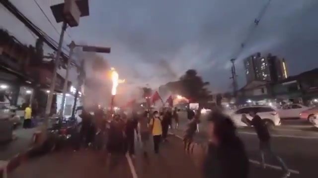 Birmanie : une manifestation spontanée contre la junte a éclaté dans les rues de Yangon aujourd'hui. Plusieurs dizaines de manifestants ont défilé avec des torches et des drapeaux de la résistance, appelant à la chute du gouvernement. Ces militants prennent un risque en marchant ainsi. Ils pourraient être tués