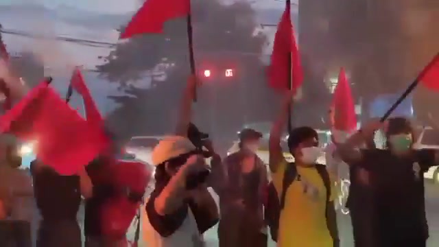 Myanmar: Hoy estalló una protesta espontánea contra la junta en las calles de Yangon. Varias decenas de manifestantes marcharon con antorchas y banderas de la resistencia, pidiendo la caída del gobierno. Estos activistas corren un riesgo al marchar de esta manera. Podrían ser asesinados.