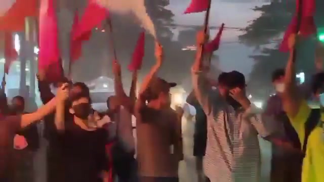 Birmanie : une manifestation spontanée contre la junte a éclaté dans les rues de Yangon aujourd'hui. Plusieurs dizaines de manifestants ont défilé avec des torches et des drapeaux de la résistance, appelant à la chute du gouvernement. Ces militants prennent un risque en marchant ainsi. Ils pourraient être tués