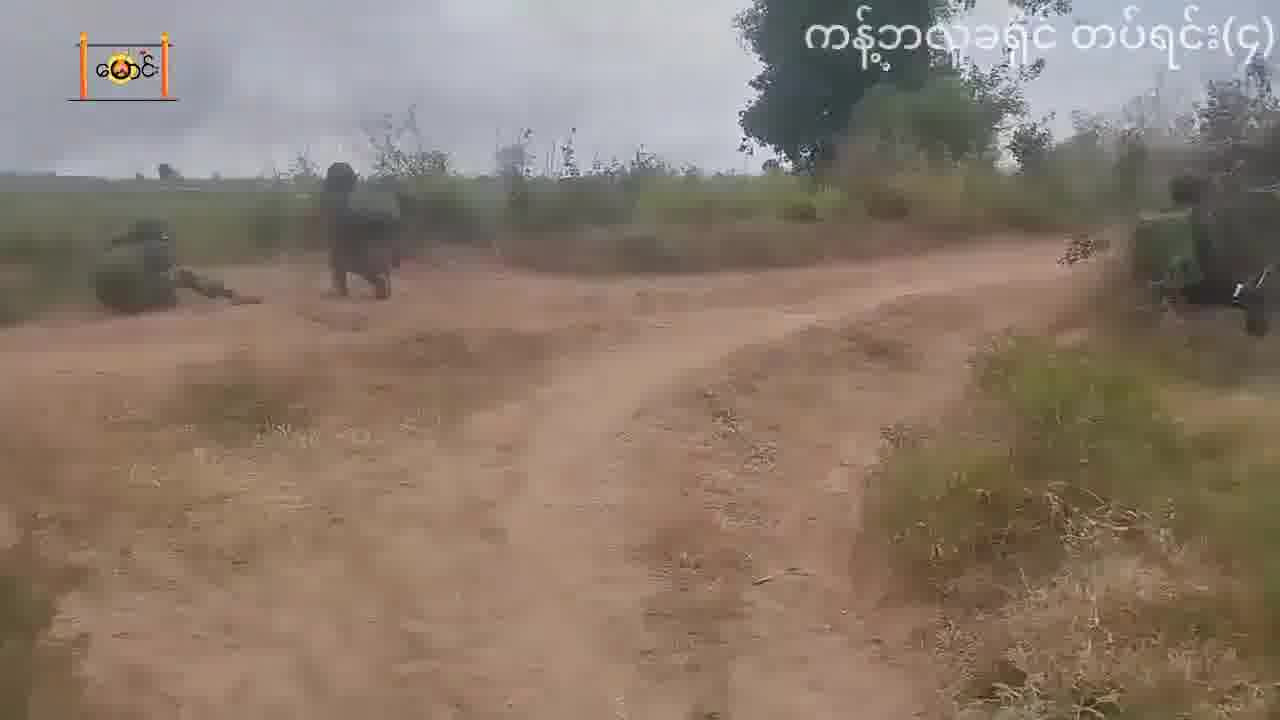 Birmanie : des combattants de la résistance du PDF affrontent les forces de la junte dans la campagne du canton de Kanbalu, situé au nord de la région de Sagaing