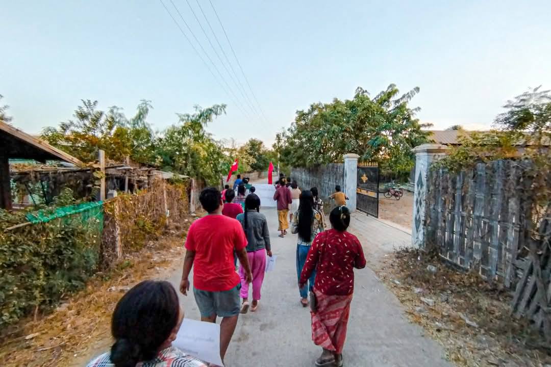 Staking tegen militaire dictatuur gehouden in Salingyi Township onder de slogan Laten we met publieke macht vechten om een einde te maken aan de militaire dictatuur