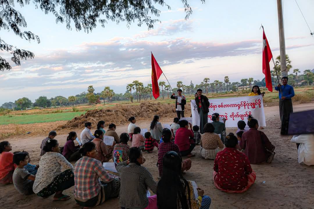 Staking tegen militaire dictatuur gehouden in Salingyi Township onder de slogan Laten we met publieke macht vechten om een einde te maken aan de militaire dictatuur