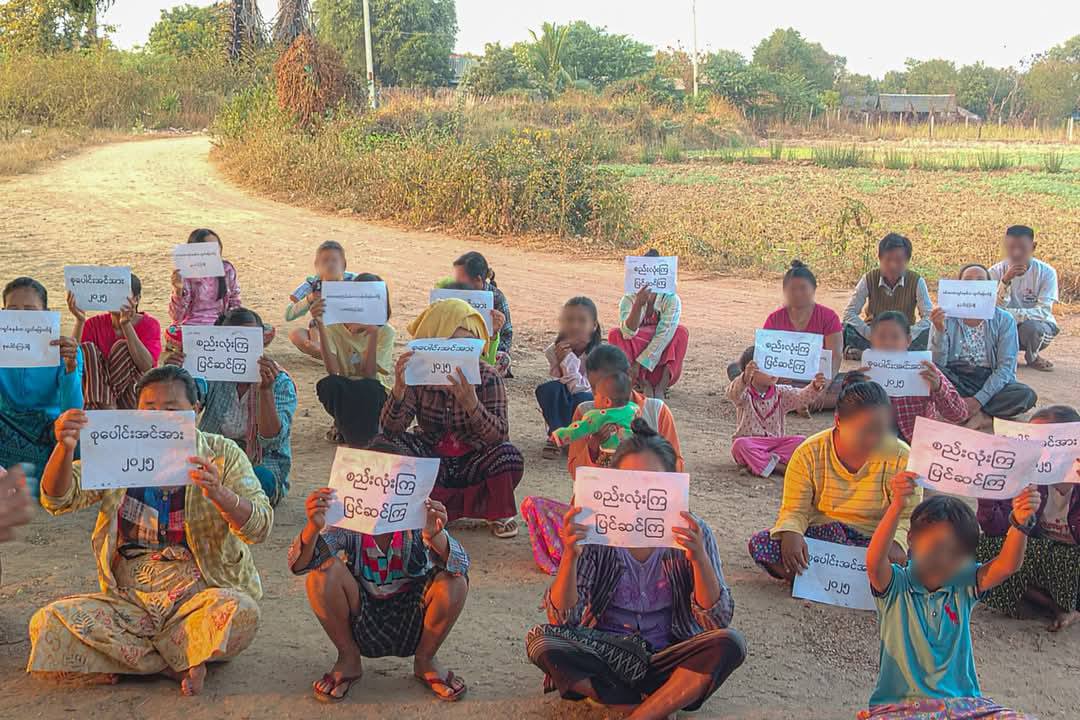 In Salingyi Township protesteerde de Thabeik In-Asu uit de regio Letpadaung Mountain tegen de militaire dictatuur.