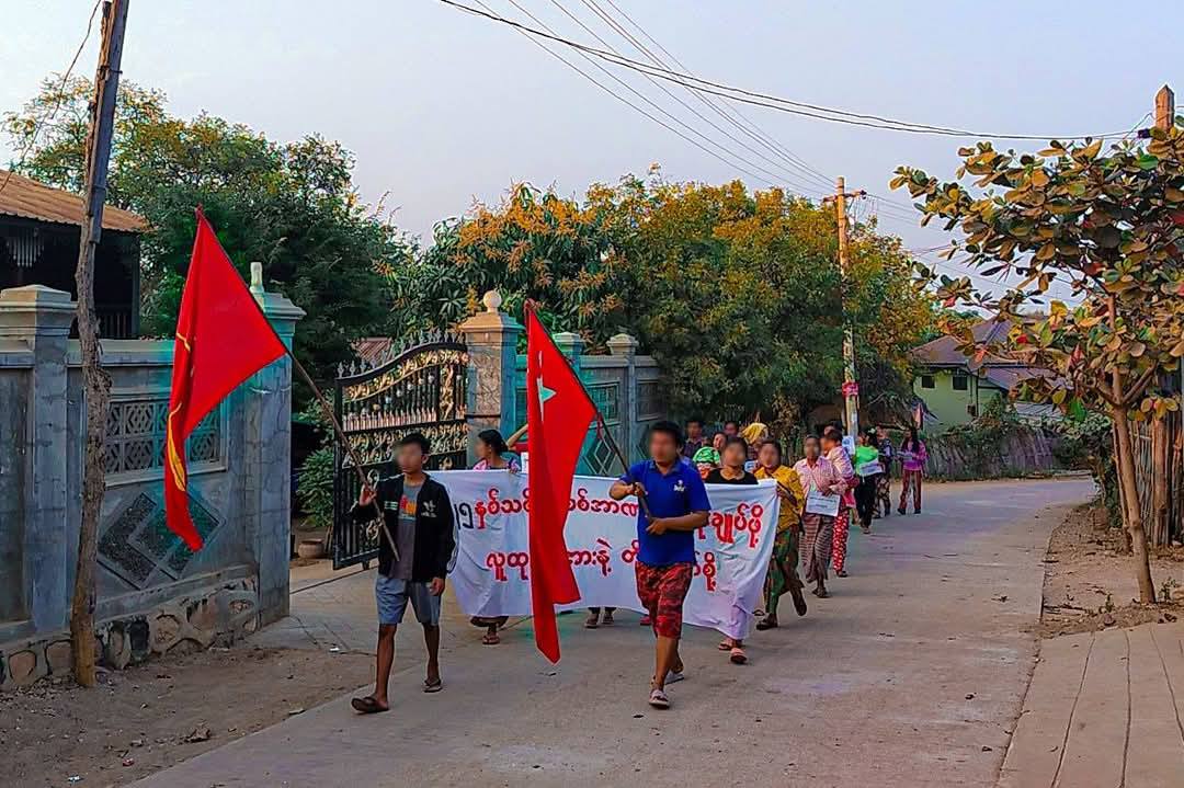 Salingyi Kasabası'nda, Letpadaung Dağı bölgesindeki Thabeik In-Asu halkı askeri diktatörlüğe karşı protesto yürüyüşü düzenledi.