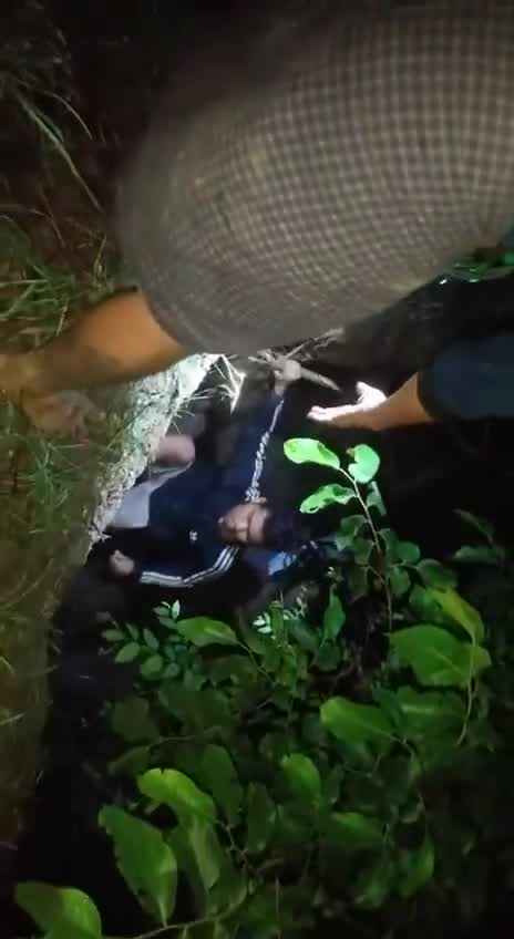 Myanmar: a junta policeman in the Salin township of the Magway region, managed to sneak away from his position during the night an defect towards the resistance with his weapons