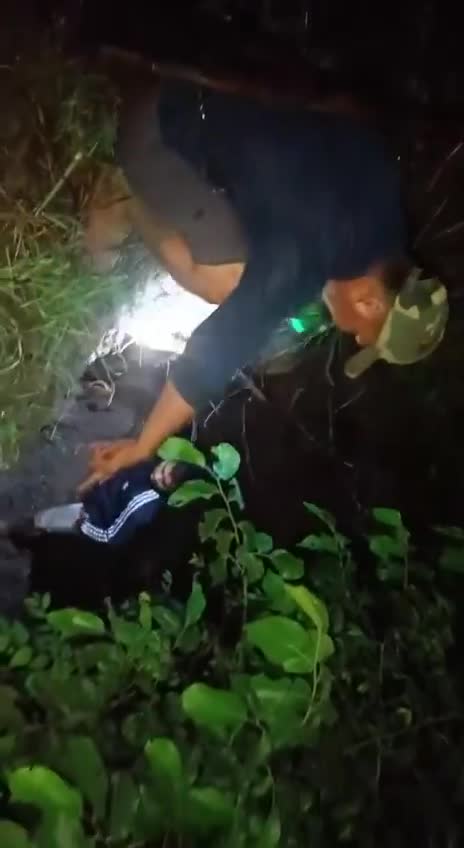 Myanmar: a junta policeman in the Salin township of the Magway region, managed to sneak away from his position during the night an defect towards the resistance with his weapons