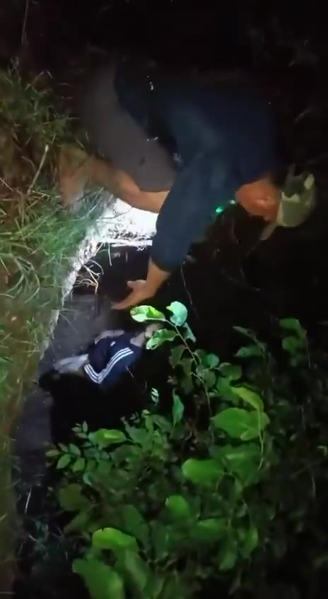 Myanmar: a junta policeman in the Salin township of the Magway region, managed to sneak away from his position during the night an defect towards the resistance with his weapons