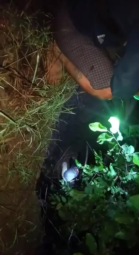 Myanmar: a junta policeman in the Salin township of the Magway region, managed to sneak away from his position during the night an defect towards the resistance with his weapons